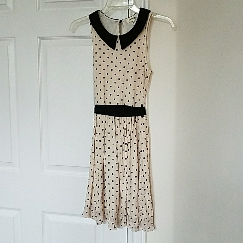 Polka dot dress with collar